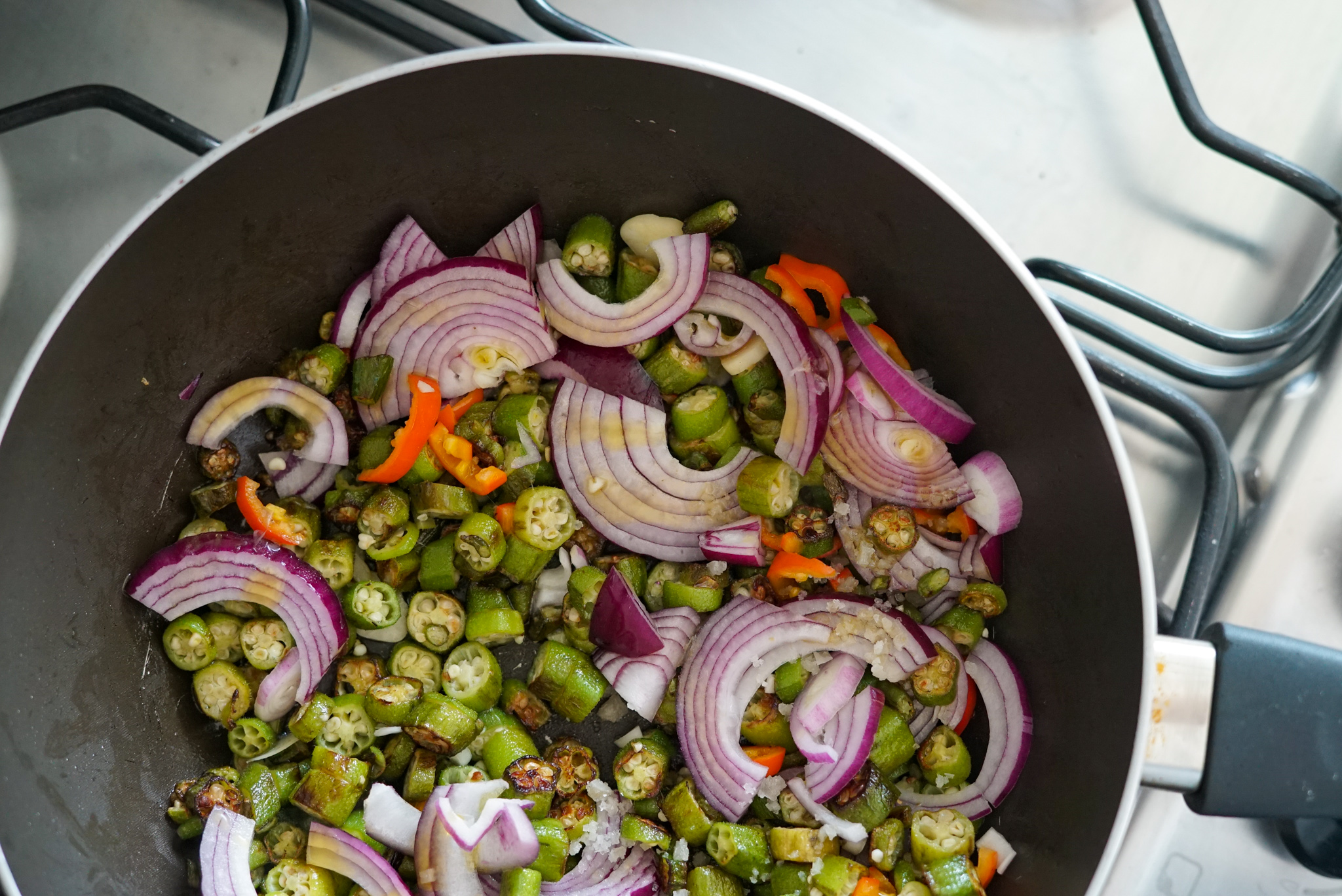 Salada de quiabo e cebola roxa
