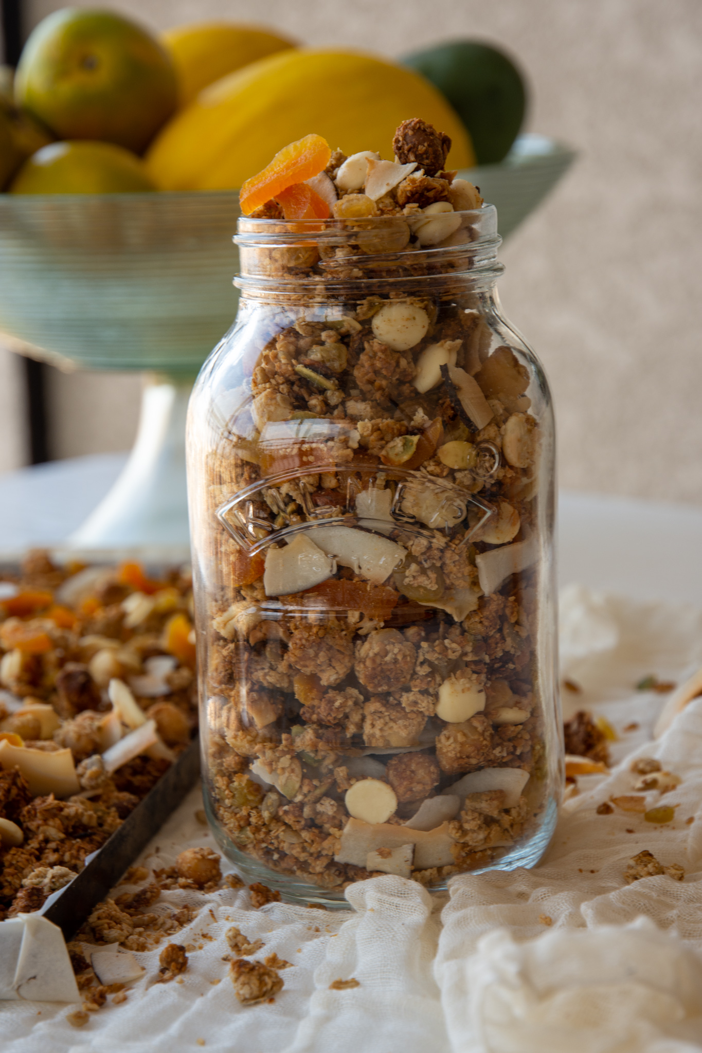 Granola de chocolate branco, macadâmia e damasco