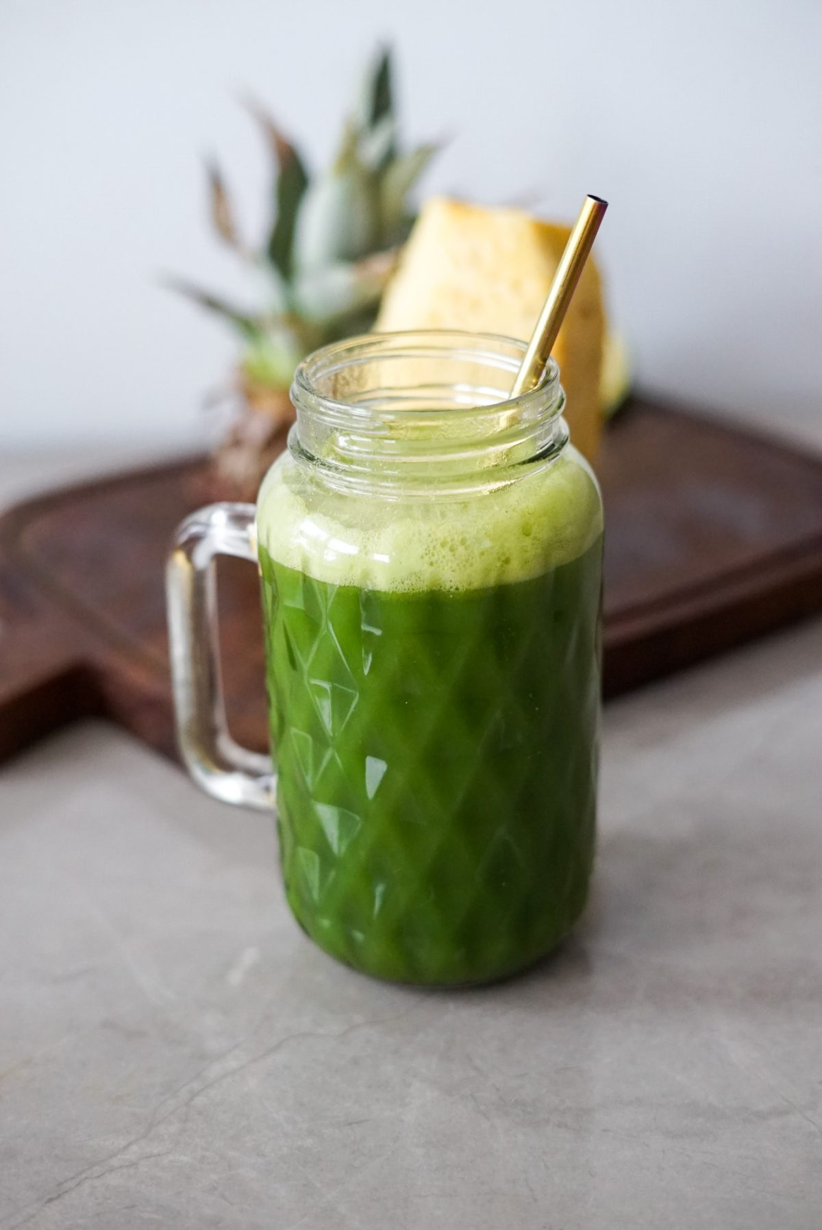 Suco verde de abacaxi feito com a casca
