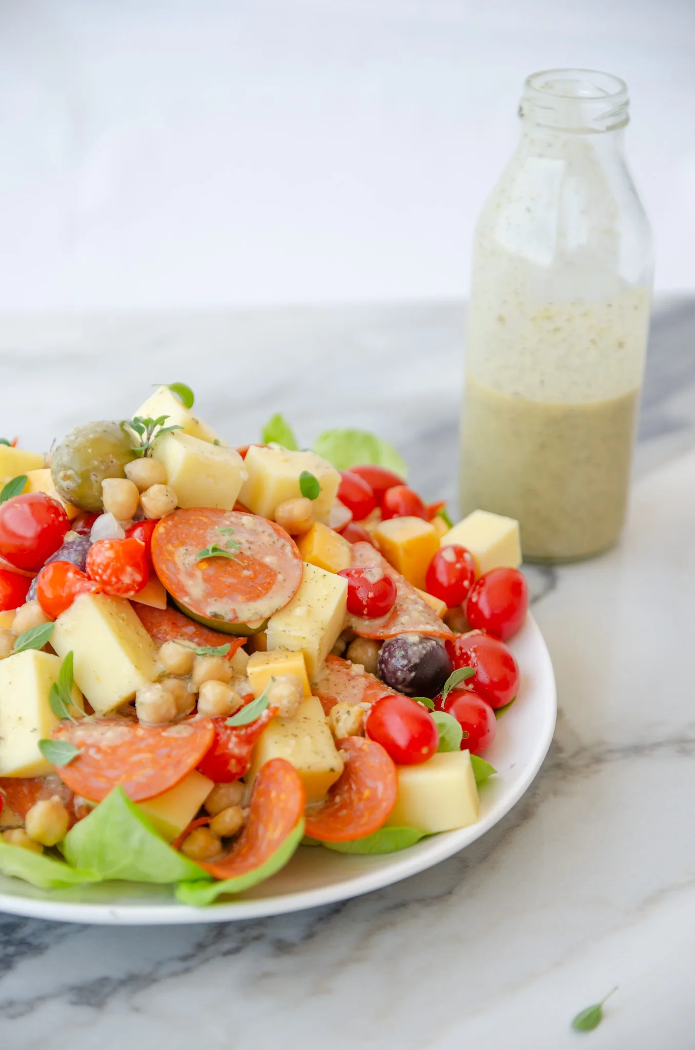 Salada de antepasto para petiscar no churrasco