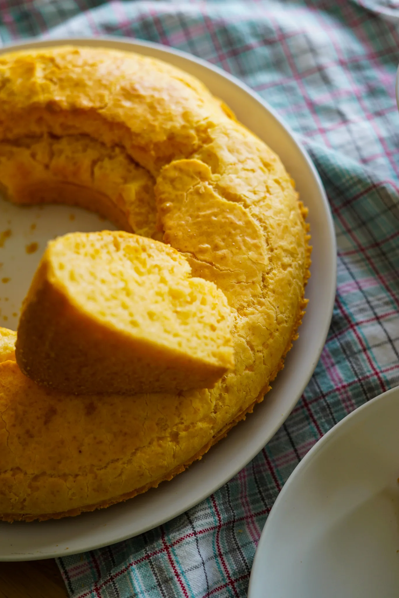 Bolo de polvilho azedo e queijo – bolo salgado