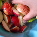 maçãs cortadas em solução de água para manter fatias de maçã na geladeira sem oxidar