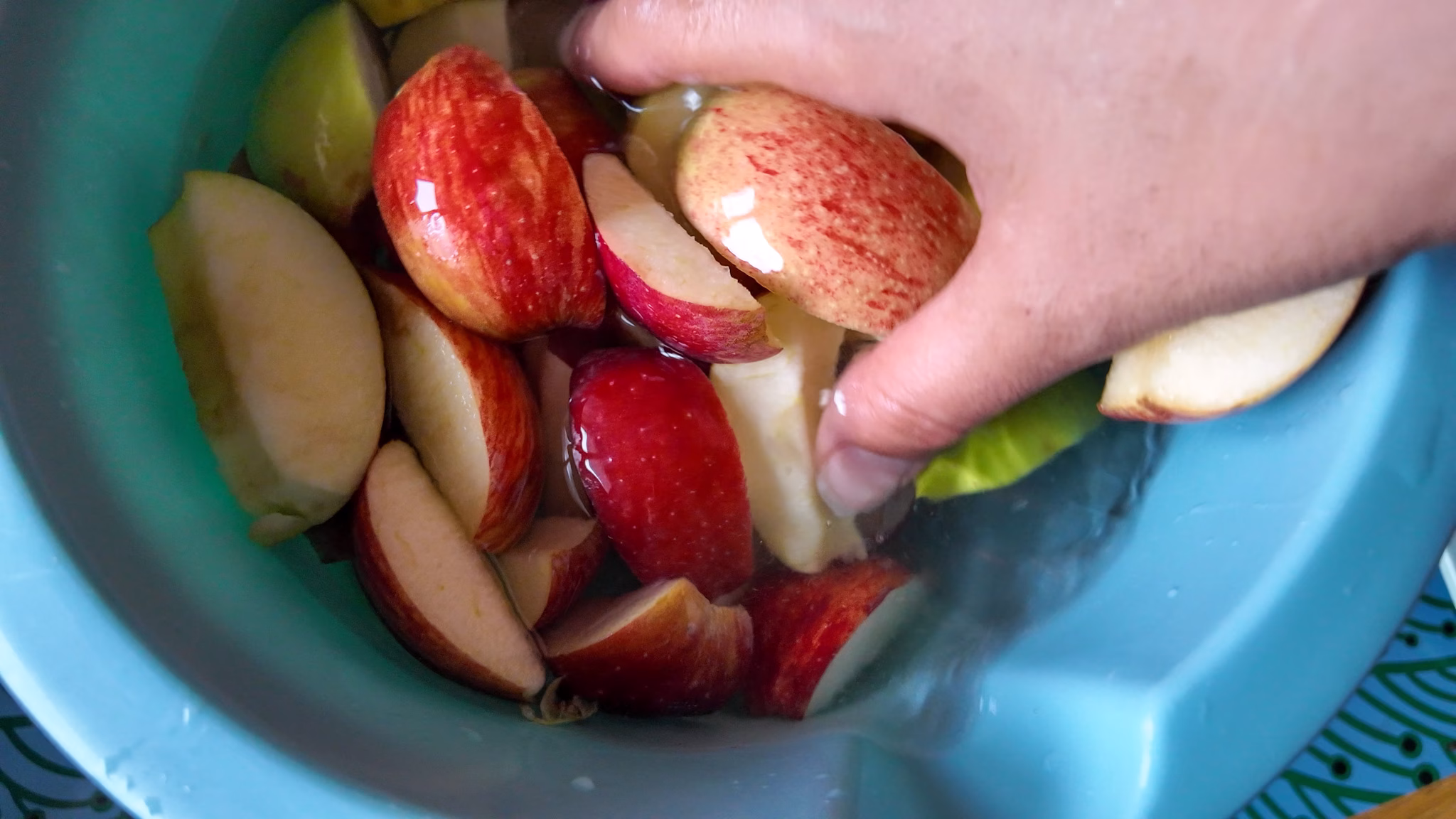 maçãs cortadas em solução de água para manter fatias de maçã na geladeira sem oxidar